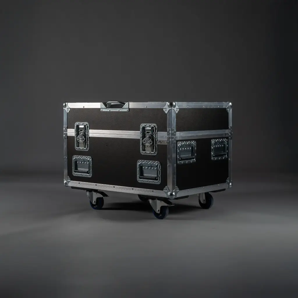 [TPL000508-001] Flightcase für 4x Cameo F2 FC/T (IP) mit montiertem Zapfen [inkl. Zubehörfach] (Schwarz, Akzentfarbe: Schwarz, ohne Stapelmulden, ohne Tourlabelschale, 2 gebremste Rollen, ohne Gravur)