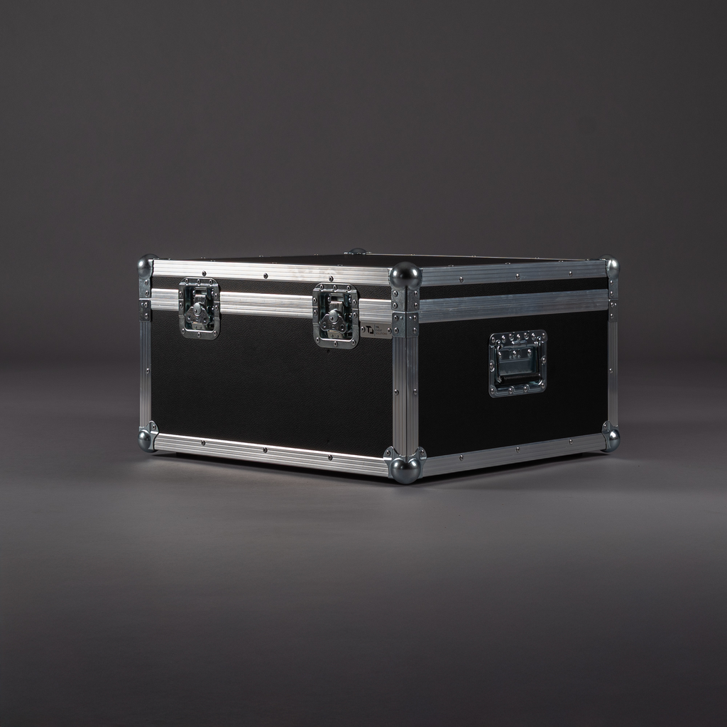 [TPL000805-001] Flightcase für 4x Showtec Cameleon Spot 12Q6 Tour inkl. Zubehörfach (Schwarz, Akzentfarbe: Schwarz, ohne Stapelmulden, ohne Tourlabelschale, ohne Gravur)